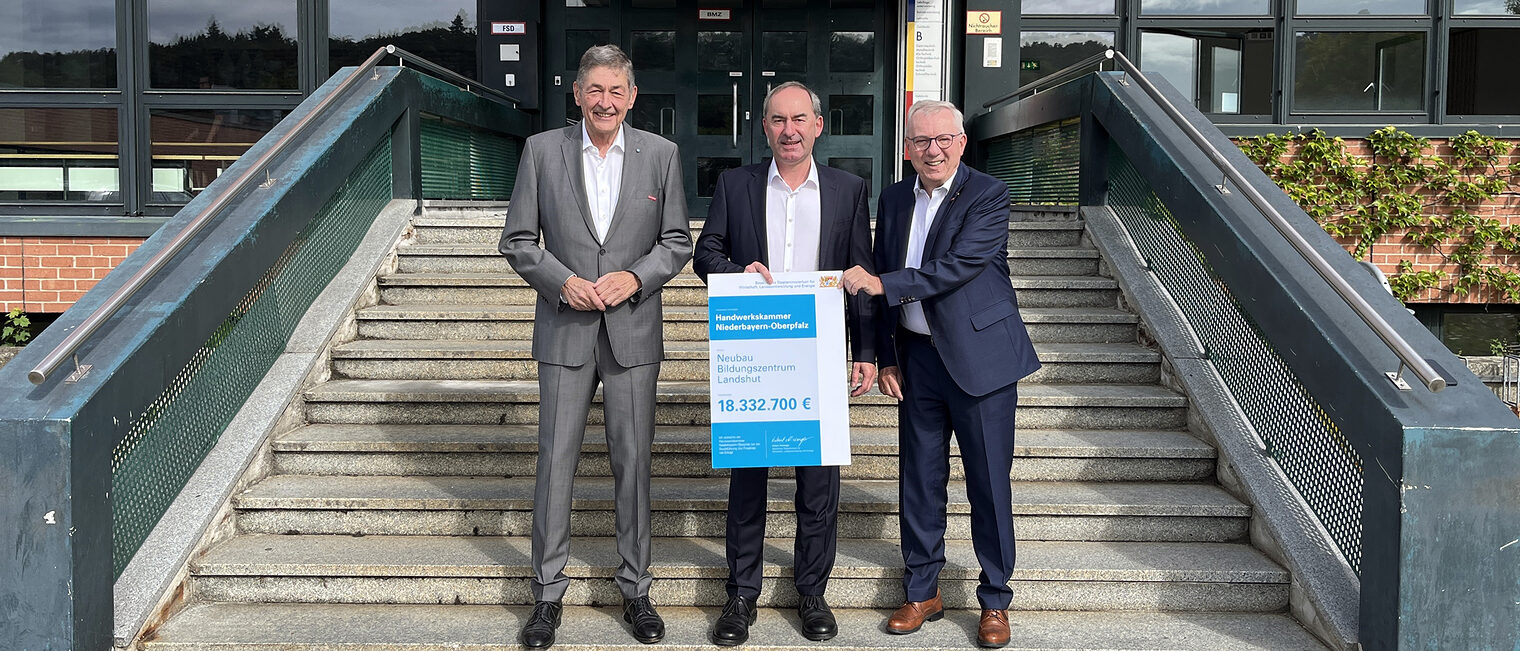 Im Bildungszentrum Landshut überreichte Hubert Aiwanger den Förderbescheid seines Ministeriums für den Neubau der Bildungsstätte. Im Bildungszentrum Landshut überreichte Bayerns Wirtschaftsminister Hubert Aiwanger den Förderbescheid seines Ministeriums für den Neubau der Bildungsstätte.
