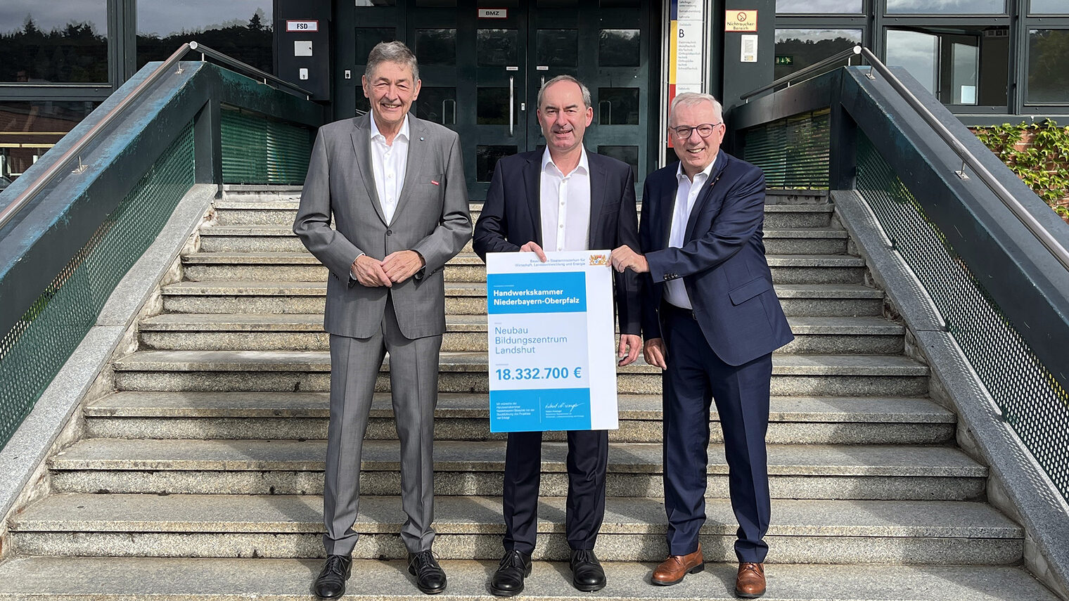 Im Bildungszentrum Landshut überreichte Bayerns Wirtschaftsminister Hubert Aiwanger den Förderbescheid seines Ministeriums für den Neubau der Bildungsstätte.