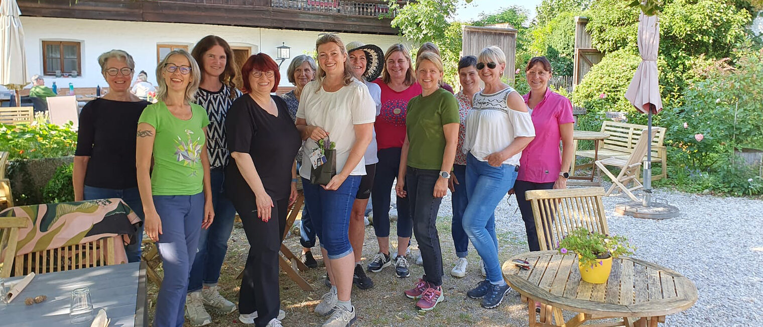 Fröhlicher Abschluss des Workshops: Die Unternehmerfrauen im Handwerk, Arbeitskreis Landshut, genossen ihre gemeinsam Zeit. Fröhlicher Abschluss des Workshops: Die Unternehmerfrauen im Handwerk, Arbeitskreis Landshut, genossen ihre gemeinsam Zeit.