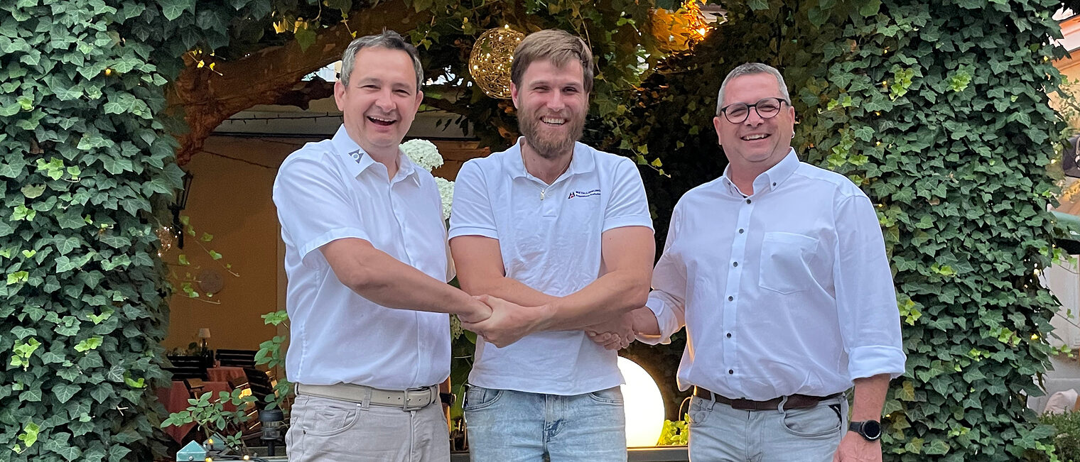 Die neue Führung der Metallinnung freut sich auf die Amtszeit: Hier geben sich die zwei stv. Obermeister und der Obermeister Georg Bohrer die Hand. 