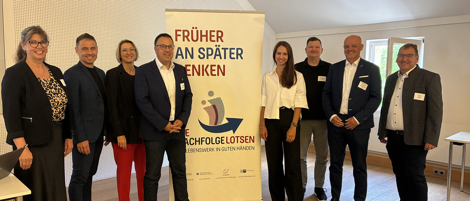 Die Organisatoren der Nachfolgelotsen freuen sich über eine gelungene Informationsveranstaltung. Die Organisatoren der Nachfolgelotsen freuen sich über eine gelungene Veranstaltung. Sie stehen vor dem Banner "Früher an später denken."