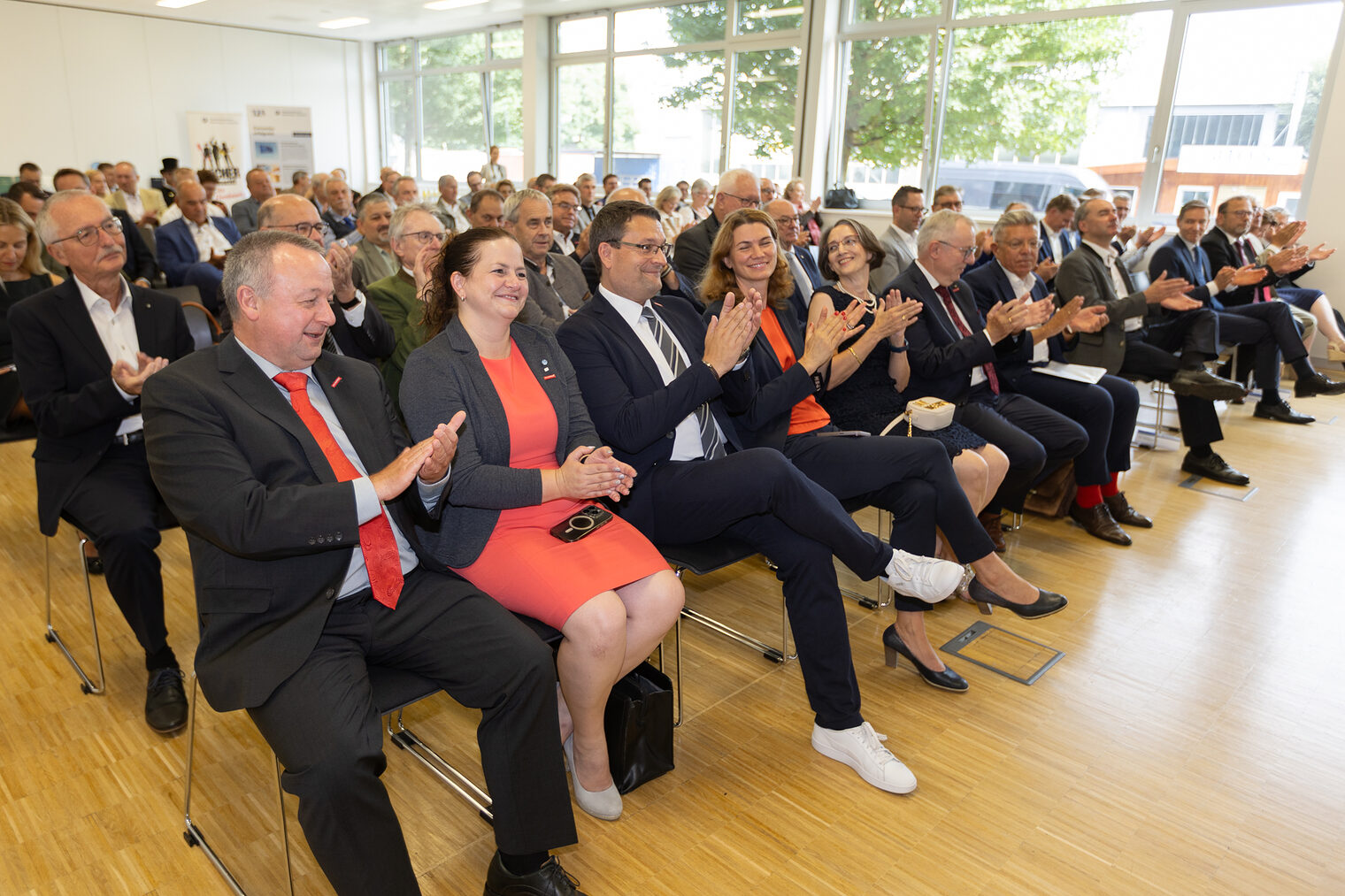 Die Gäste der Vollversammlung 2025 klatschen dem Redner Beifall. 