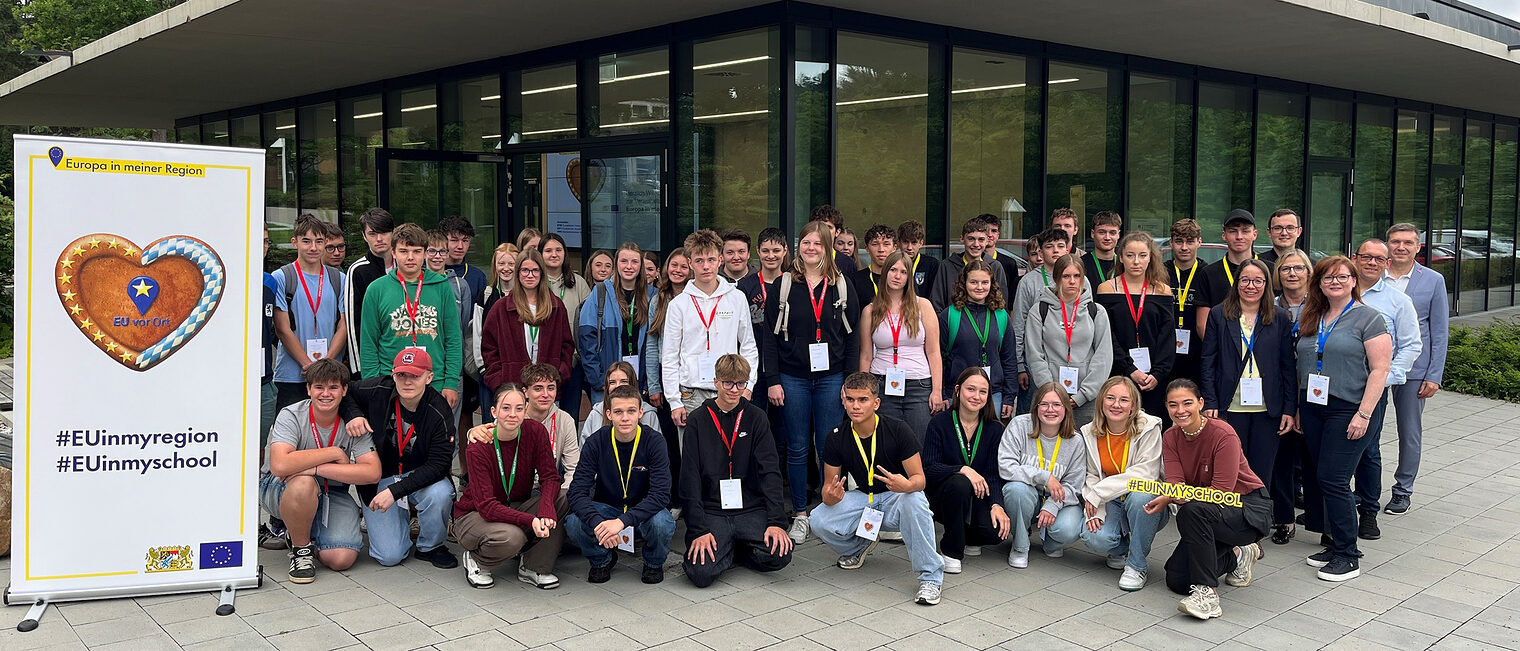 Die Schülerinnen und Schüler der Edith-Stein-Realschule mit den Veranstaltern. Die Schülerinnen und Schüler der Edith-Stein-Realschule mit den Veranstaltern.