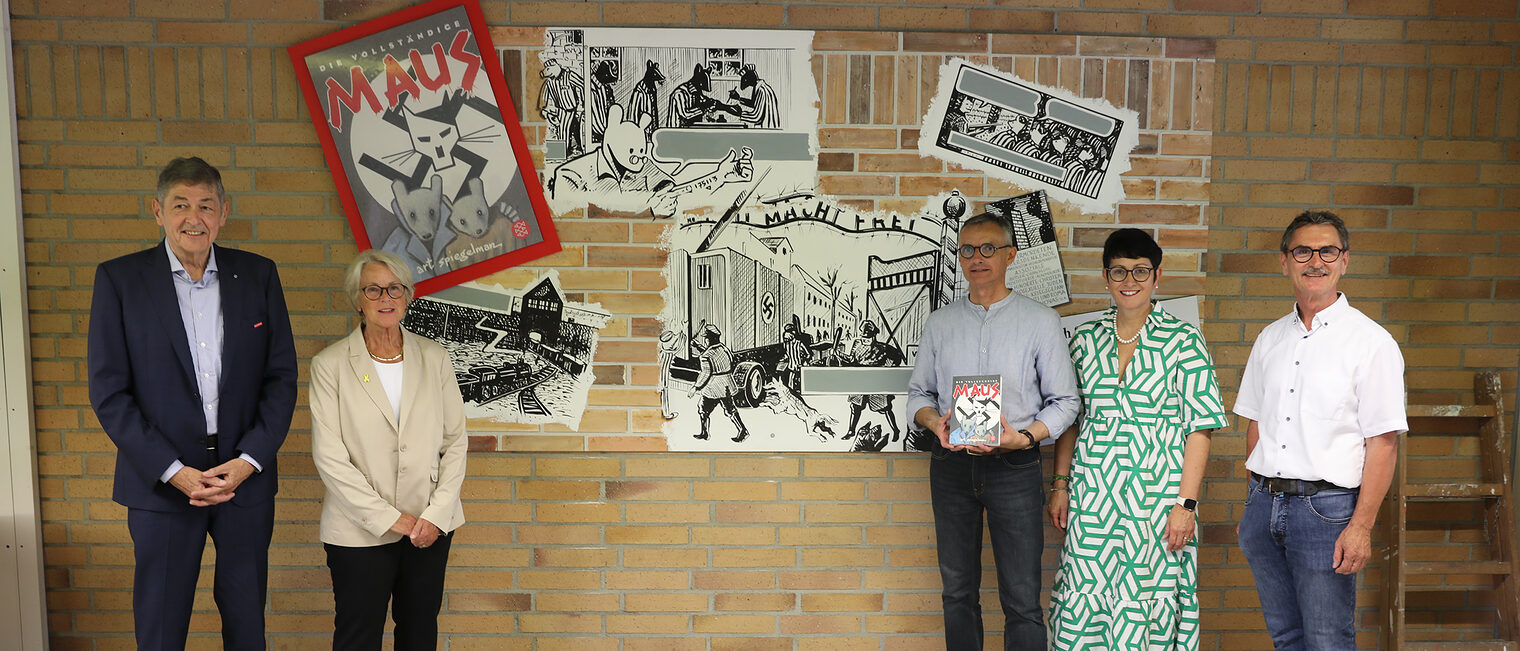 Die Maler- und Lackiererklasse der Berufsschule in Regensburg erinnert an die Befreiung der Konzentrationslager mit einem Wandbild.