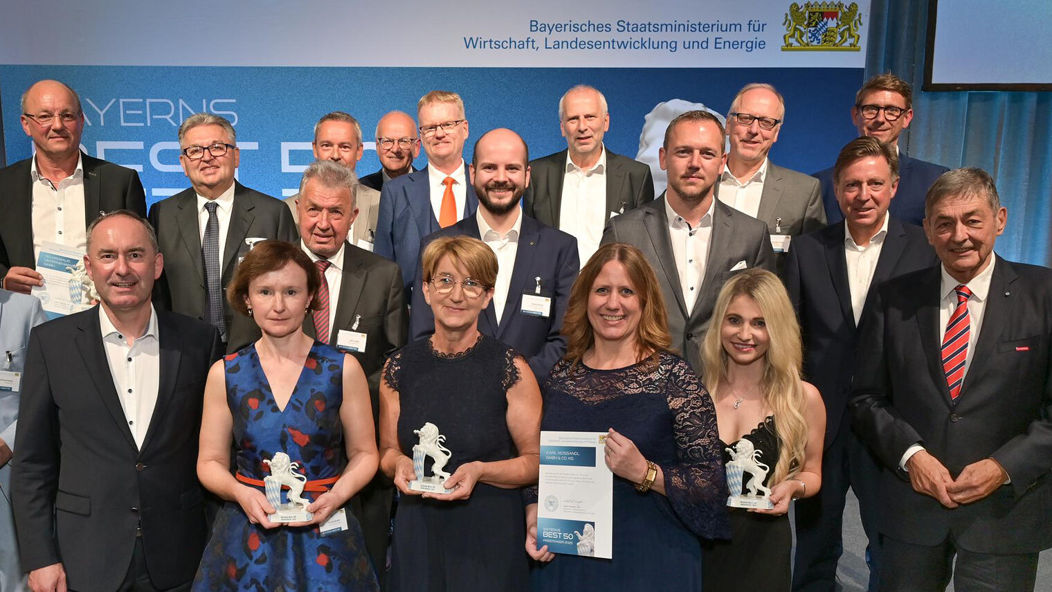 Wirtschaftsminister Hubert Aiwanger und Präsident Dr. Georg Haber bei der Preisverleihung mit den niederbayerischen Preisträgern.