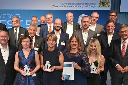 Wirtschaftsminister Hubert Aiwanger und Präsident Dr. Georg Haber bei der Preisverleihung mit den niederbayerischen Preisträgern.