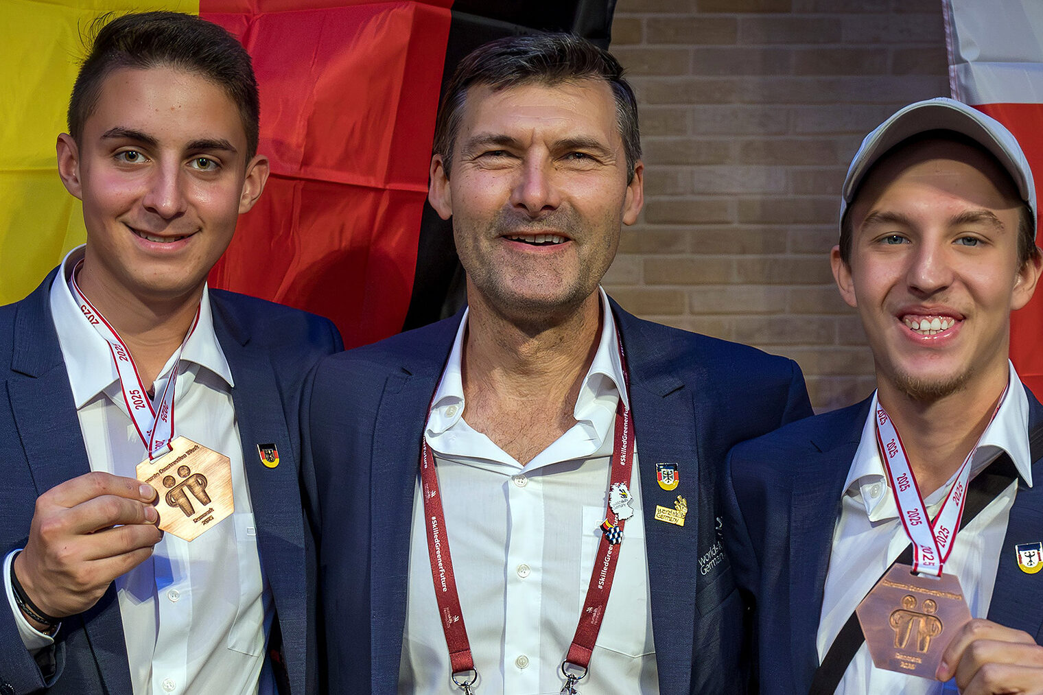 Die Bronzesieger Louis Ritschel (li.) und Muhammed Ali Lamain (re.) gemeinsam mit Bundestrainer Josef Leberle. 