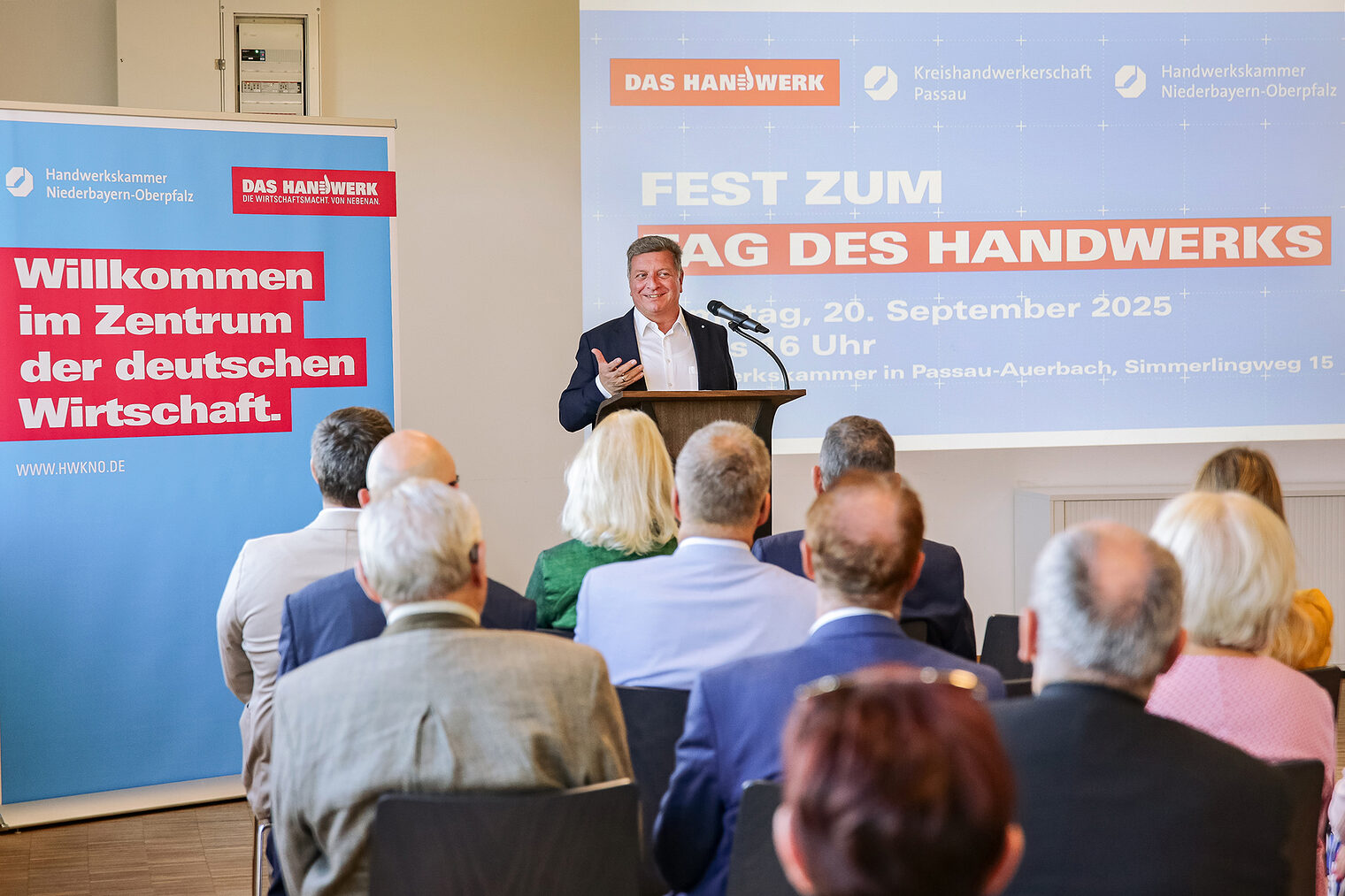 Schirmherr und Staatsminister Christian Bernreiter sagte in seinem Grußwort unter anderem: „Das Handwerk ist ein Stabilitätsanker für Ostbayern."