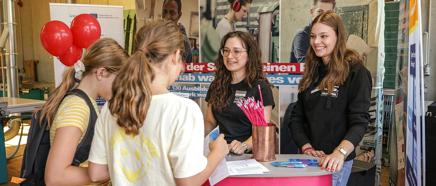 Zwei Jugendliche holen sich das Formular für die Berufe-Ralley.