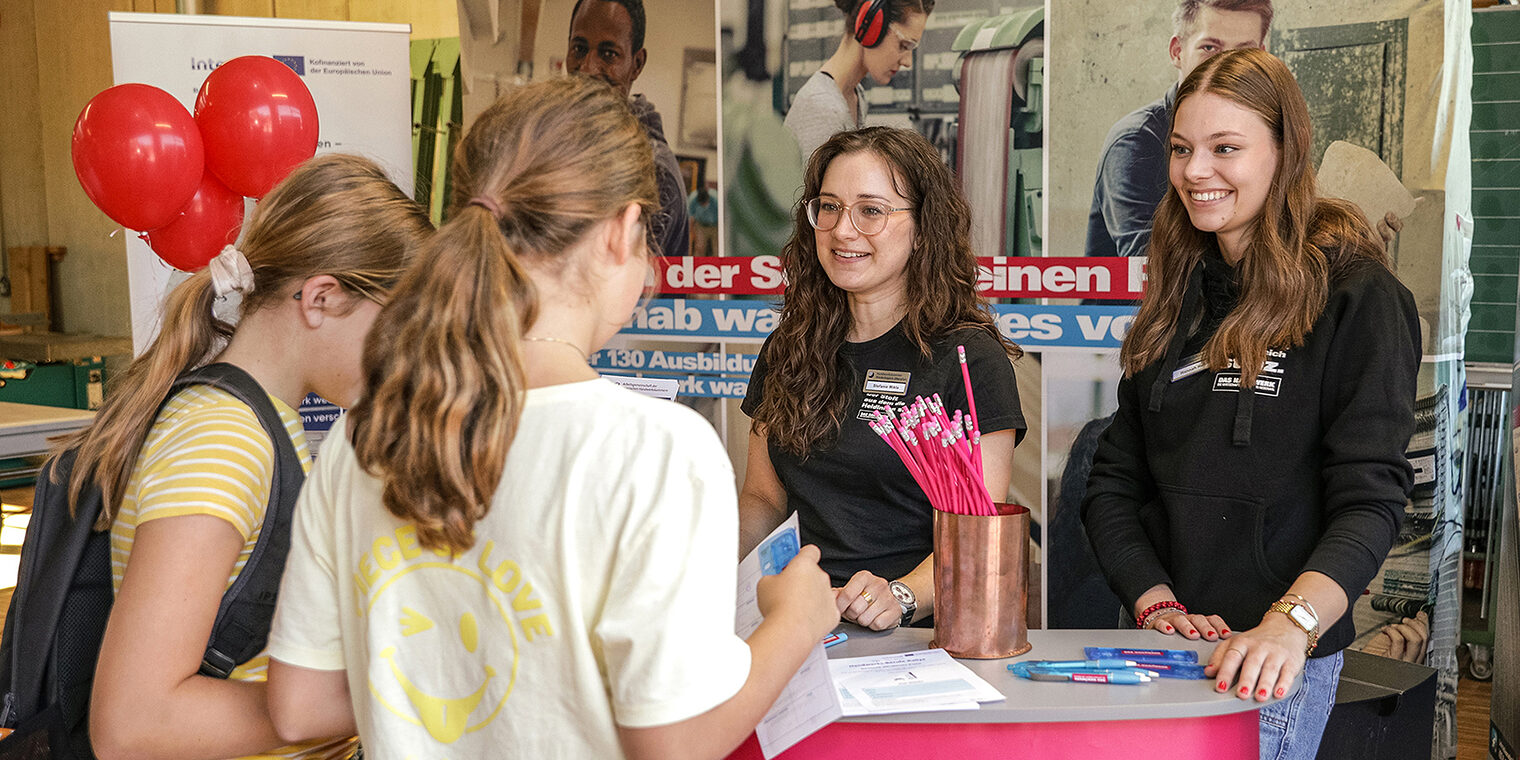 Zwei Jugendliche holen sich das Formular für die Berufe-Ralley.