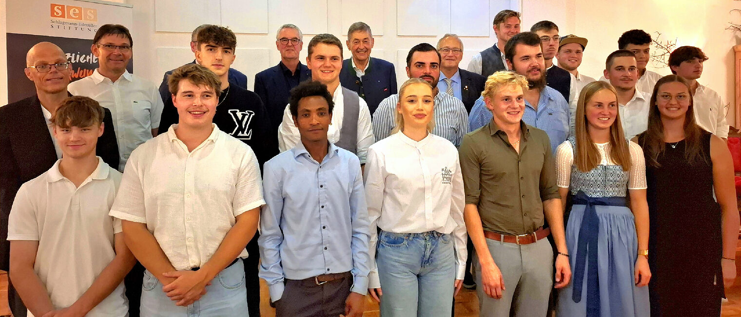 Mit der Lossprechungsfeier der Bauinnung Regensburg endete für 25 Bauauszubildende eine dreijährige Ausbildung zum Betonbauer, Fliesenleger oder Maurer.  Mit der Lossprechungsfeier der Bauinnung Regensburg endete für 25 Bauauszubildende eine dreijährige Ausbildung zum Betonbauer, Fliesenleger oder Maurer.