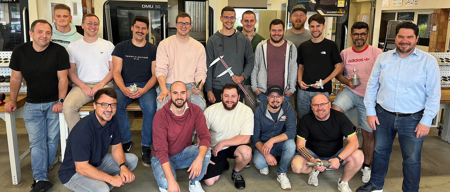 Die Absolventen des Kurses mit ihrem Kursleiter und Ausbilder. Feinwerkmechanik gemeistert: die Absolventen des Kurses in der Metallhalle mit Kursleiter Wolfgang Meyer und Ausbilder Maximilian Maly.