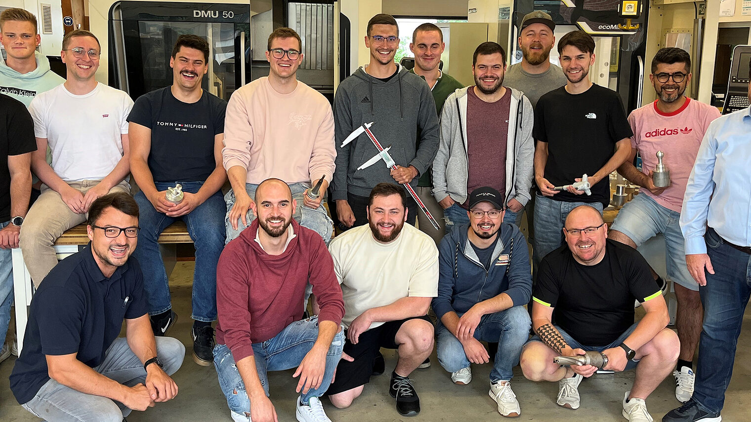 Feinwerkmechanik gemeistert: die Absolventen des Kurses in der Metallhalle mit Kursleiter Wolfgang Meyer und Ausbilder Maximilian Maly. 
