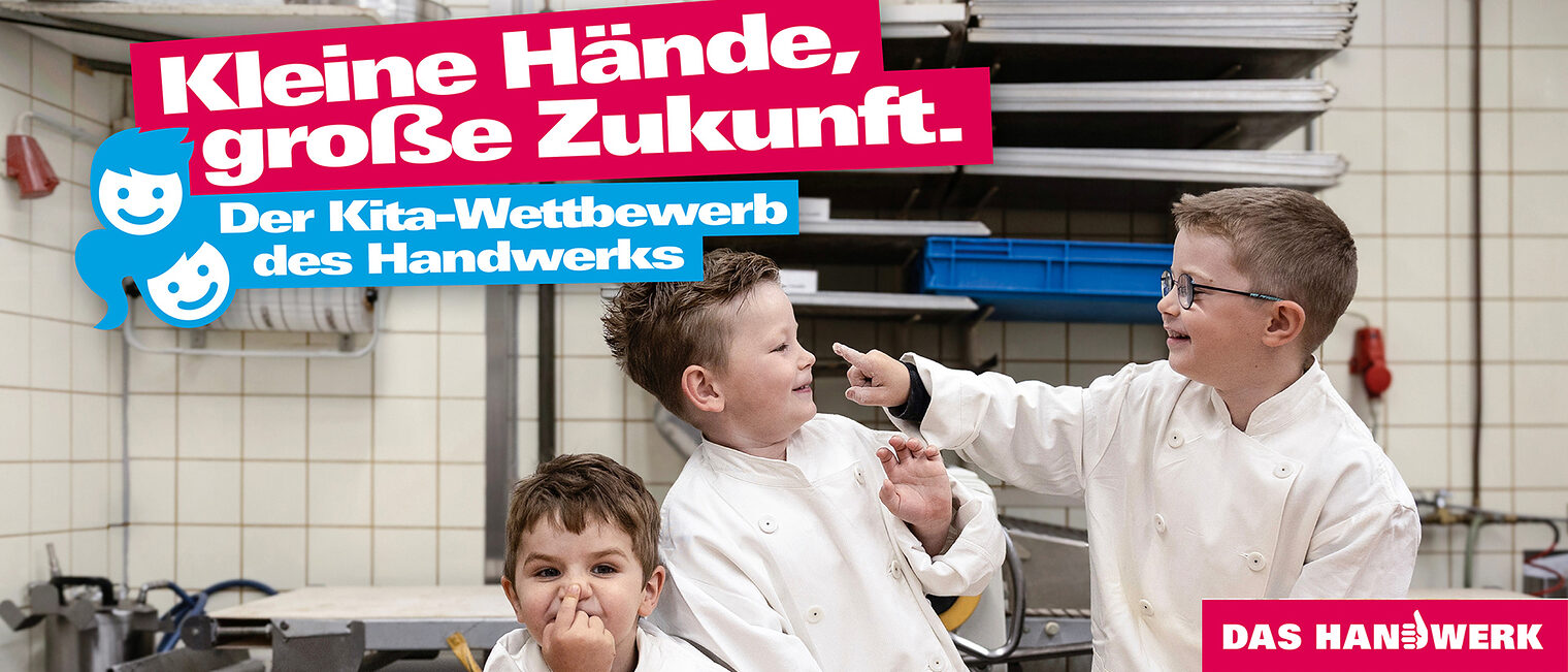 Das Werbeposter für den Kita-Wettbewerb 2026: Drei Kinder in einer Bäckerei.