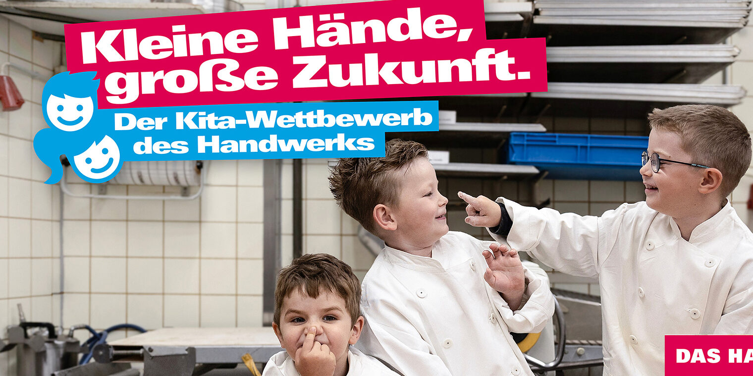 Das Werbeposter für den Kita-Wettbewerb 2026: Drei Kinder in einer Bäckerei.
