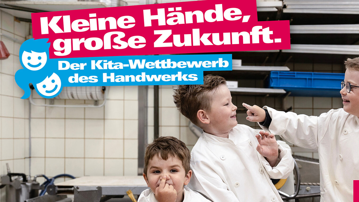 Das Werbeposter für den Kita-Wettbewerb 2026: Kleine Hände, große Zukunft. Drei Kinder mit weißen Schürzen in einer Bäckerei.