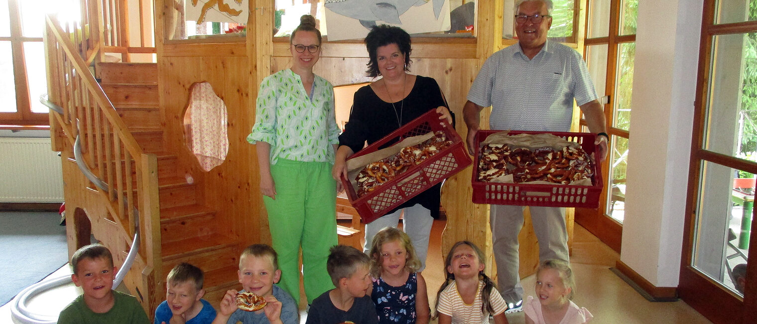 Der Vizepräsident besuchte die Kindertagesstätte „Unterm Regenbogen“ mit einem Brezen-Frühstück. Vizepräsident Gerhard Ulm besuchte die Kindertagesstätte „Unterm Regenbogen“ mit einem Brezen-Frühstück und kleinen Präsenten.