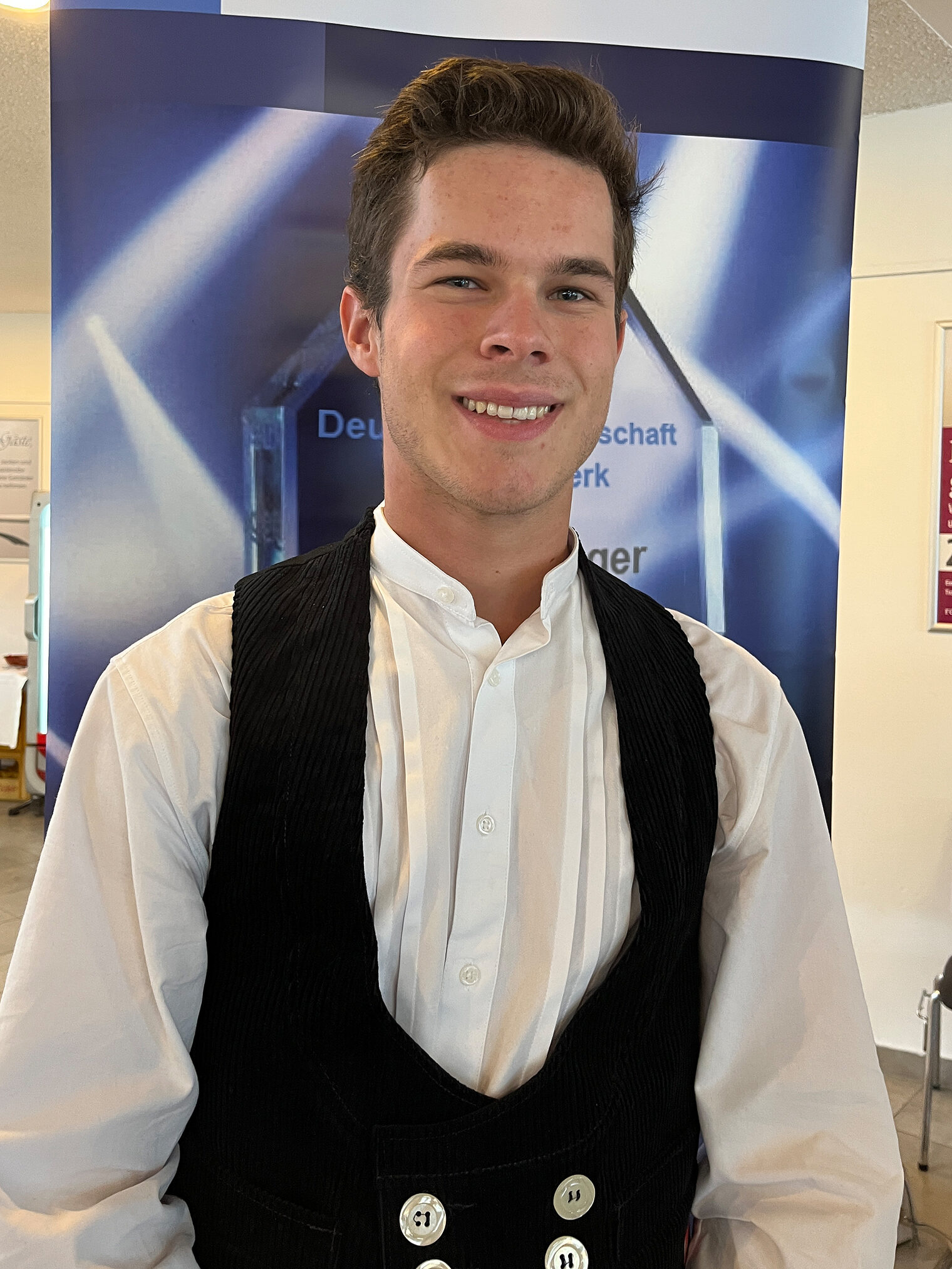 Andreas Krenn ist Zimmerer. Er präsentiert sich mit seiner Zimmermannskluft. 