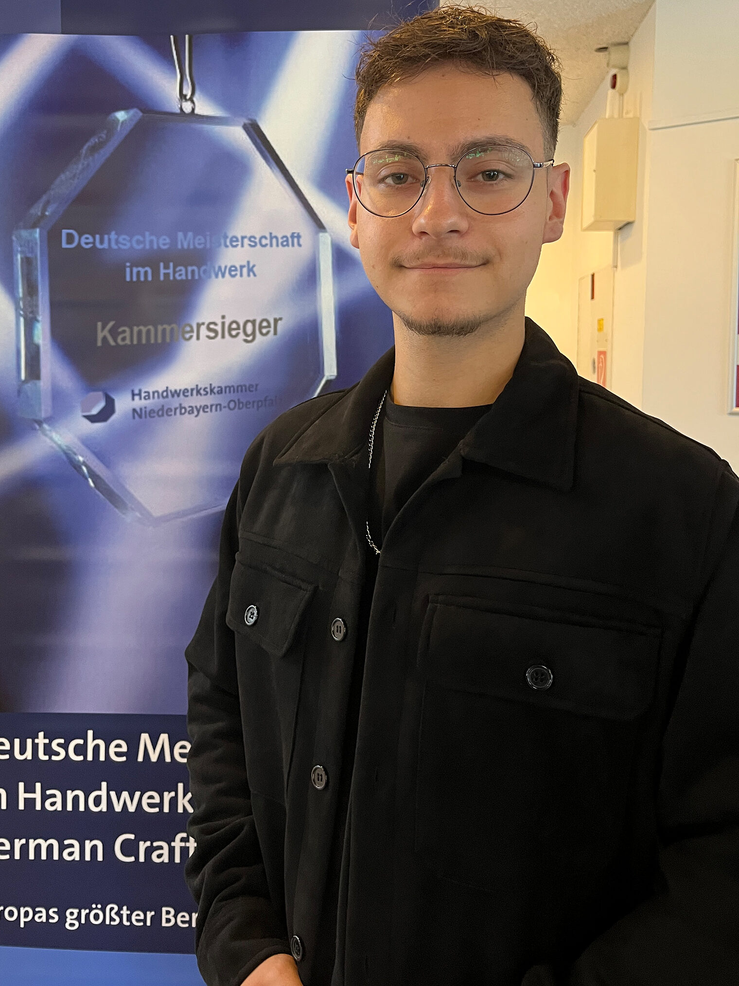 Tunahan Ucar ist Medientechnologe im Siebdruck.