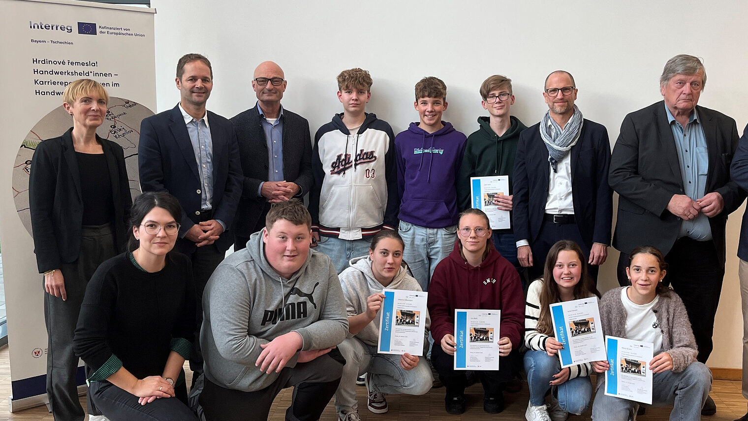 Die Teilnehmer der Sportmittelschule Hauzenberg halten Urkunden hoch. Die Organisatioren des Schüleraustauschs sind auch auf dem Bild. 