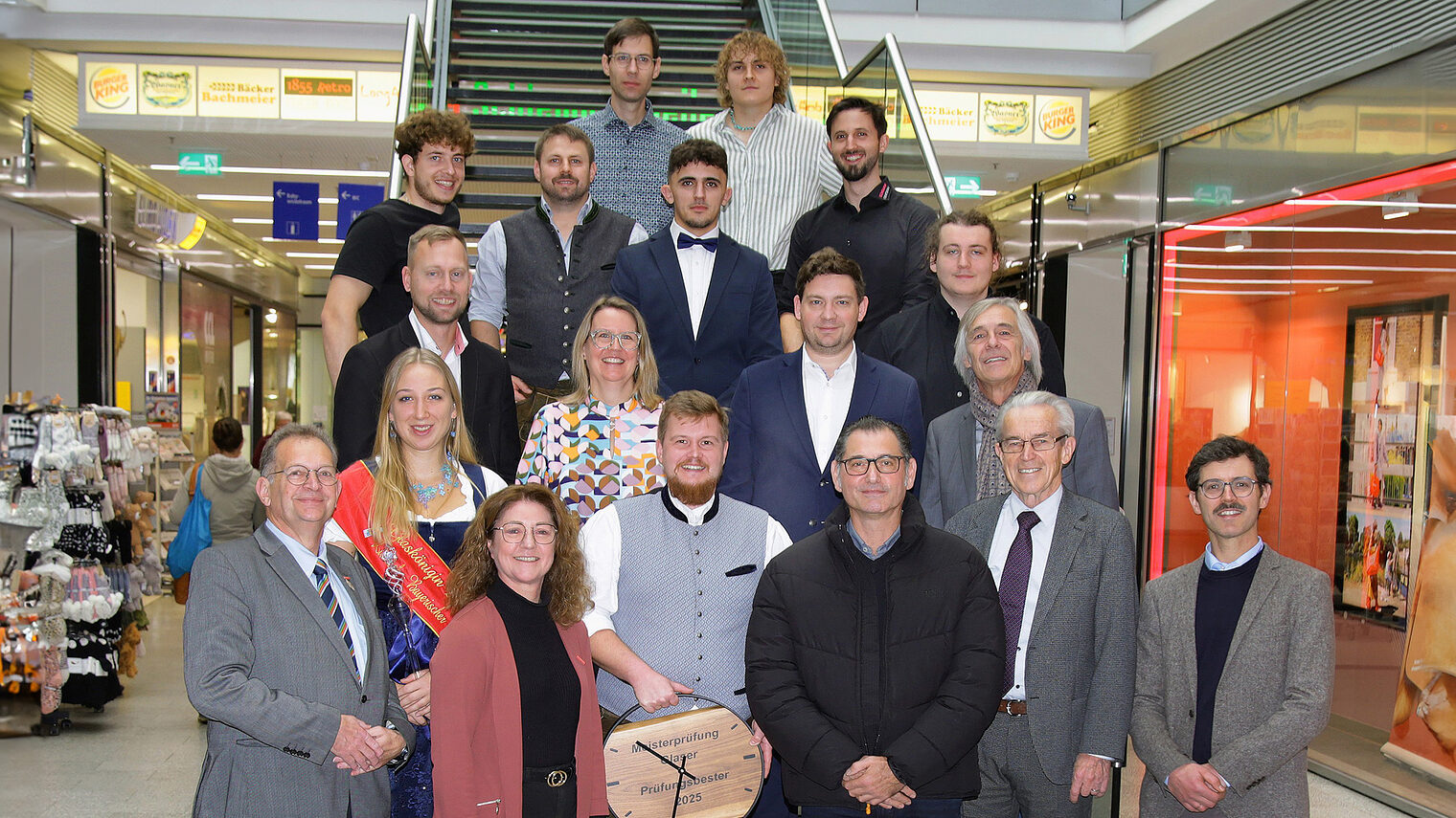 Die diesjährigen Jungmeister im Glaserhandwerk mit Festrednern und Ehrengästen bei der Ausstellungseröffnung in Landshut.