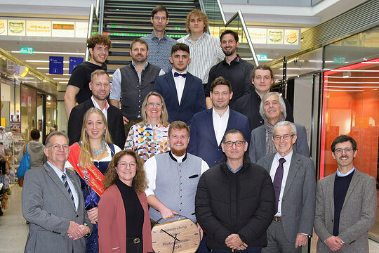 Die diesjährigen Jungmeister im Glaserhandwerk mit Festrednern und Ehrengästen bei der Ausstellungseröffnung in Landshut.
