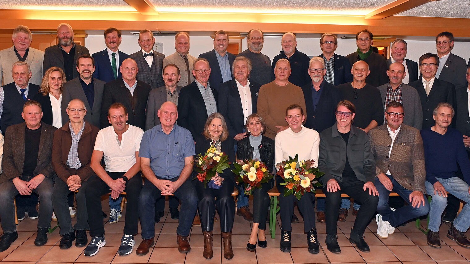 In Etzenricht ehrte die Handwerkskammer ihre Goldenen Meisterinnen und Meister. Die Damen hielten Blumensträuße in den Händen.