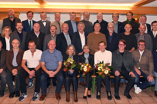 In Etzenricht ehrte die Handwerkskammer ihre Goldenen Meisterinnen und Meister. Die Damen hielten Blumensträuße in den Händen.