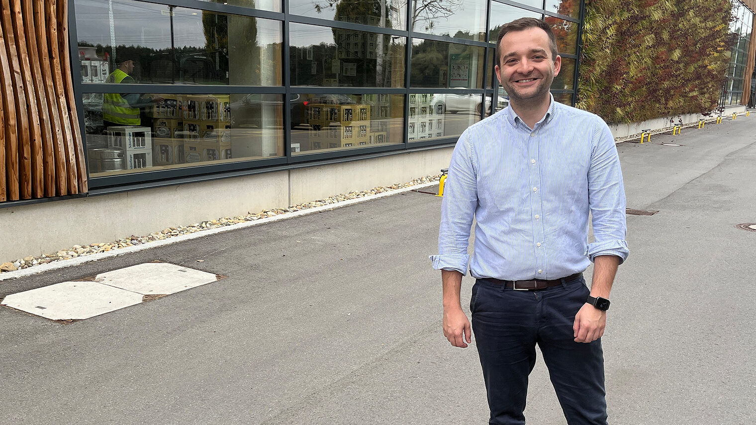 Jacob Horsch, der Geschäftsführer der Brauerei zum Kuchlbauer in Abensberg, steht vor dem Gebäude.