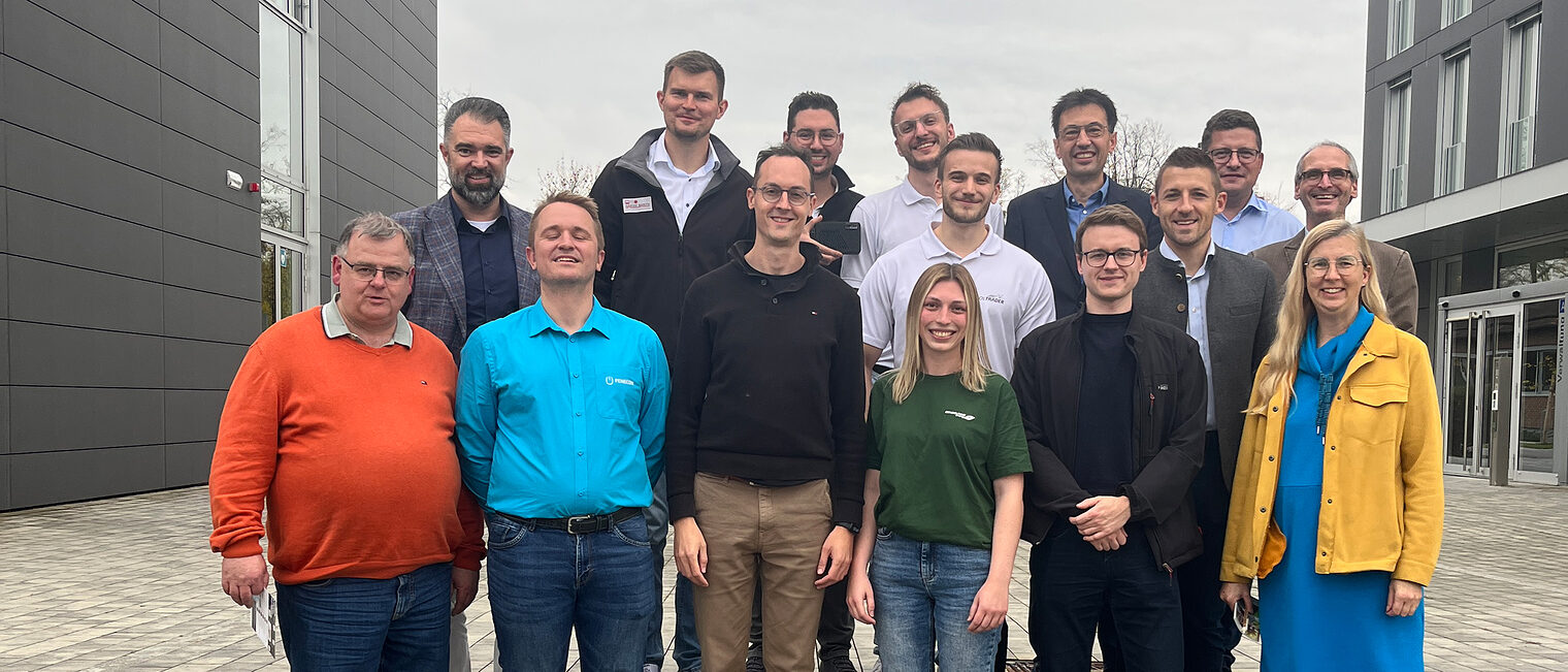 Die Veranstalter und Aussteller der Veranstaltungsreihe vor den Gebäuden der Handwerkskammer Regensburg. 