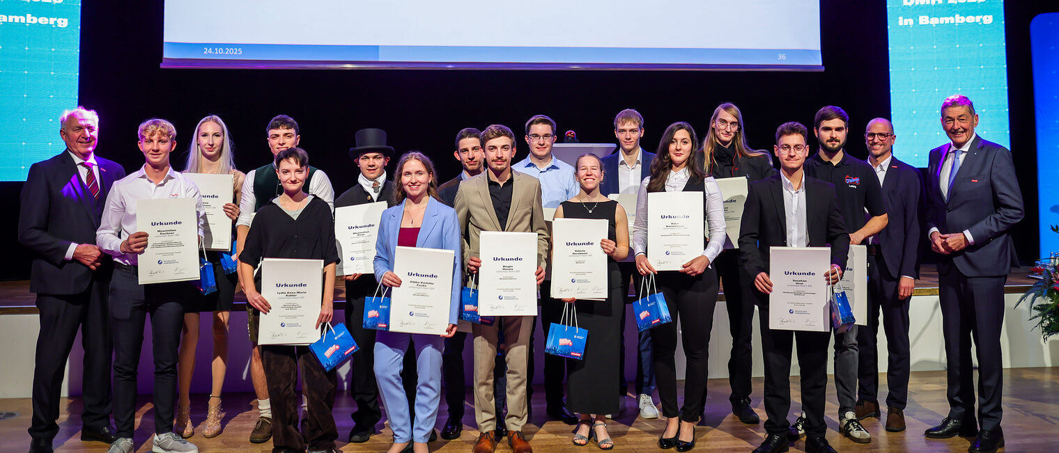 Die zwanzig Landessieger aus Ostbayern mit den HWK-Vertretern. Die zwanzig Landessieger aus Ostbayern mit den HWK-Vertretern.