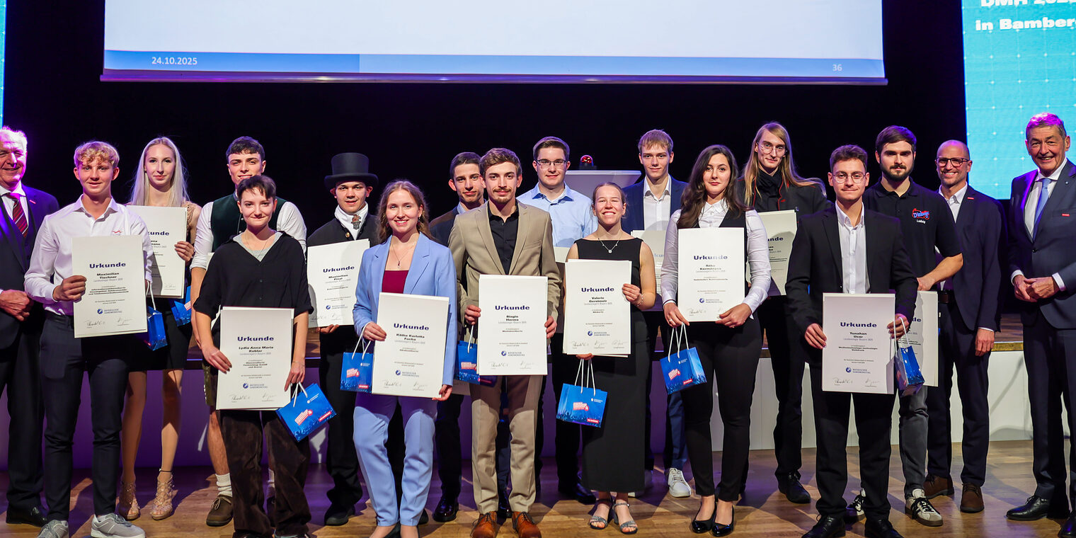 Die zwanzig Landessieger aus Ostbayern mit den HWK-Vertretern.