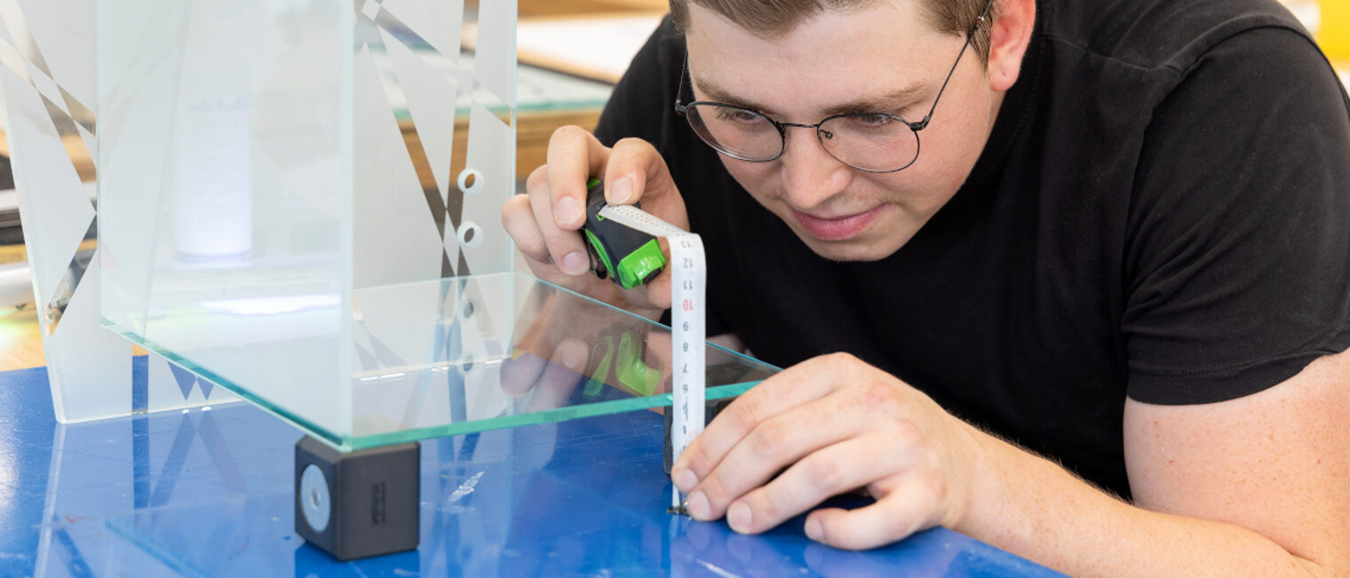Ein Meisterschüler vermisst sein Werkstück aus Glas. Ein Meisterschüler vermisst sein Werkstück aus Glas.