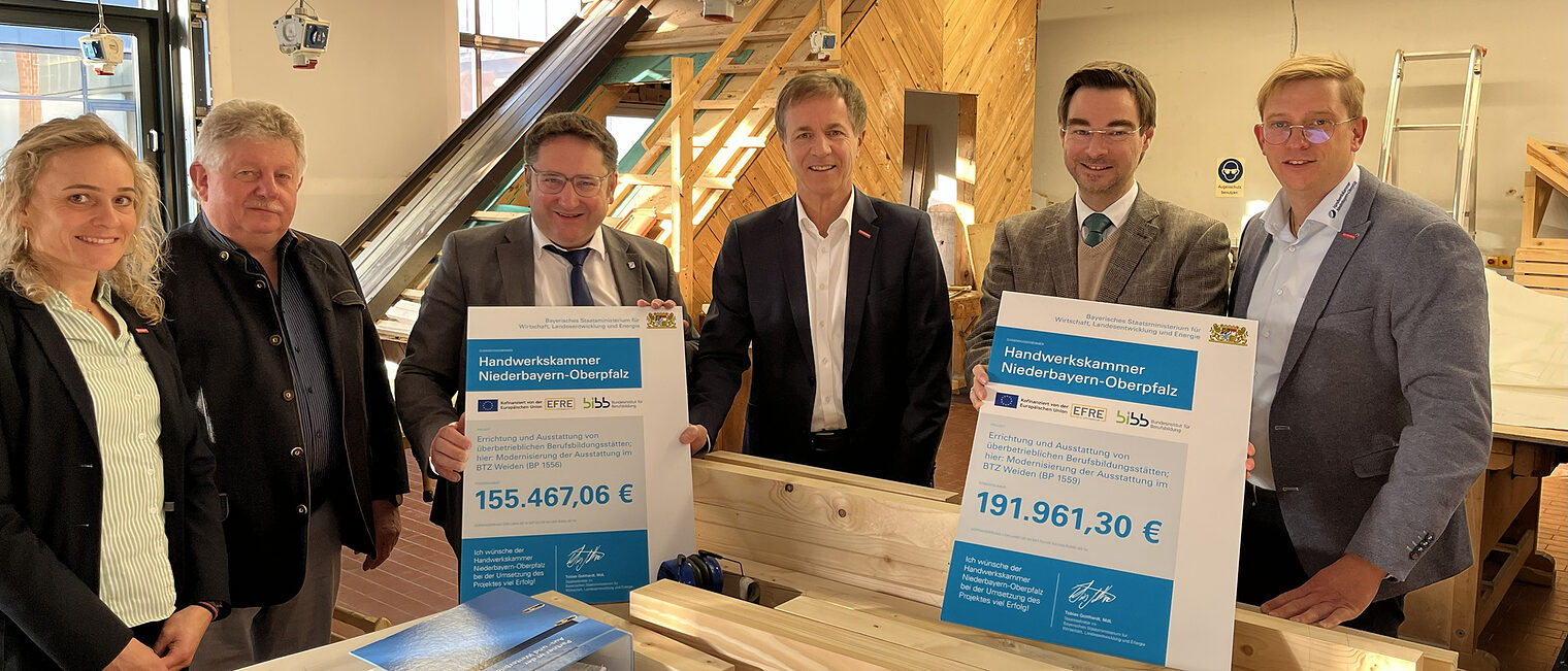 Der stellvertretende Hauptgeschäftsführer Hans Schmidt nahm die Förderbescheide von Seiten der Handwerkskammer entgegen.