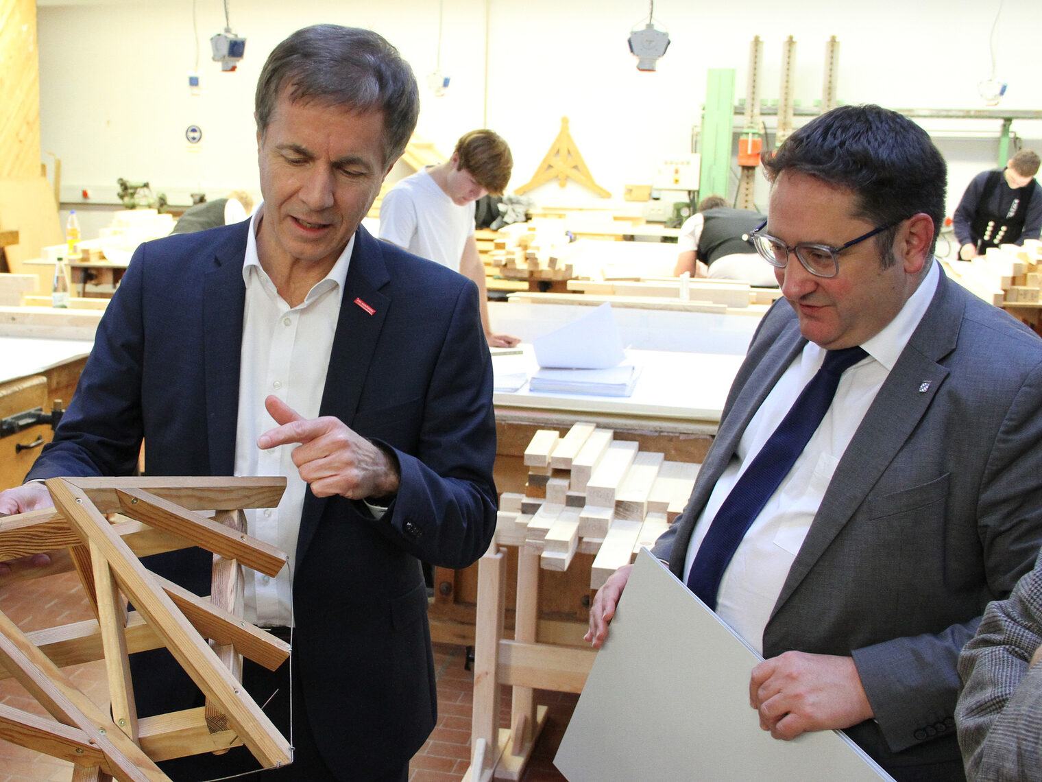 Stv. Hauptgeschäftsführer Hans Schmidt zeigt Wirtschaftssekretär Tobias Gotthardt das Bildungszentrum - hier ein Schreinermodell in der Werkstatt. 