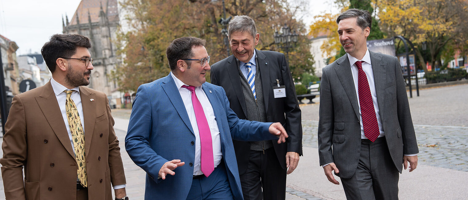 Bei der Delegationsreise wurden viele Gespräche mit Vertretern aus Politik und Wirtschaft geführt. 