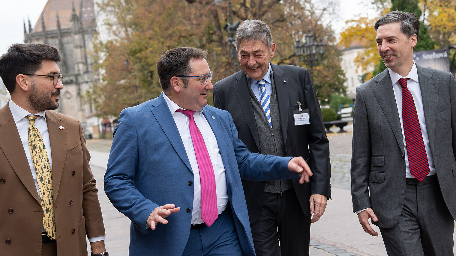 Staatssekretär Gotthardt im Gespräch im Freien mit HWK-Präsident Dr. Haber und zwei weiteren Politik-/Wirtschaftsvertretern.