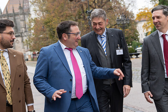 Bei der Delegationsreise wurden viele Gespräche mit Vertretern aus Politik und Wirtschaft geführt. 