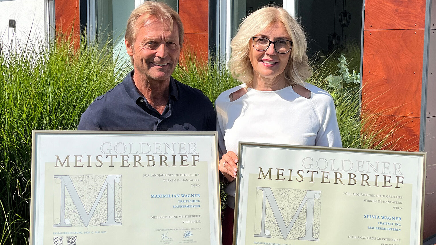Das Ehepaar Sylvia und Maximilian Wagner mit ihren Goldenen Meisterbriefen im Freien. 