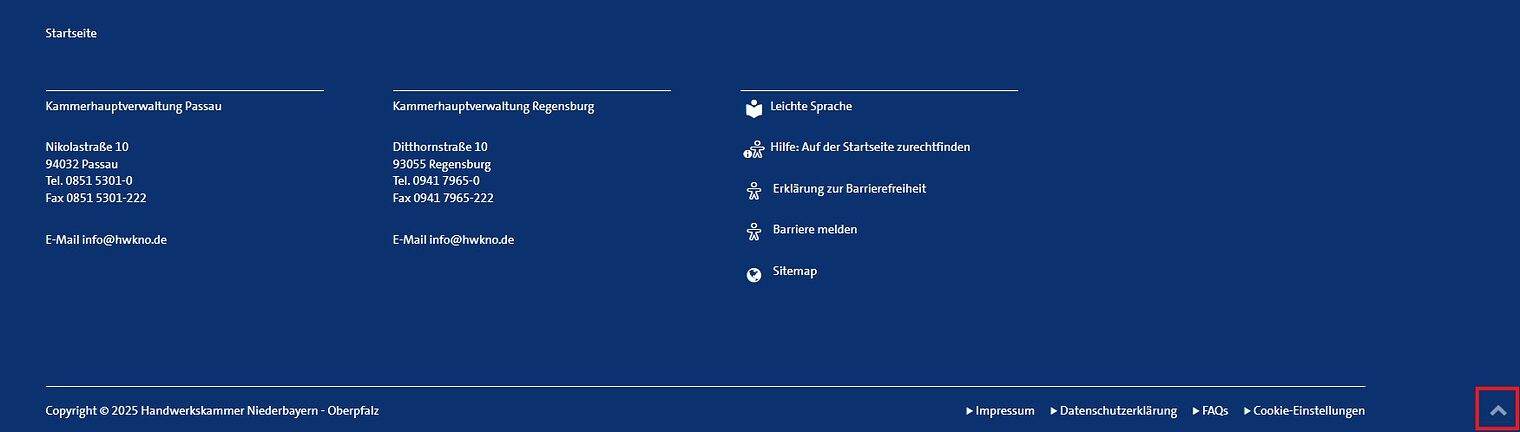 Fußbereich der Startseite der Handwerkskammer Niederbayern-Oberpfalz mit rotumrandetem Pfeil auf der rechten Seite, der nach oben zeigt.