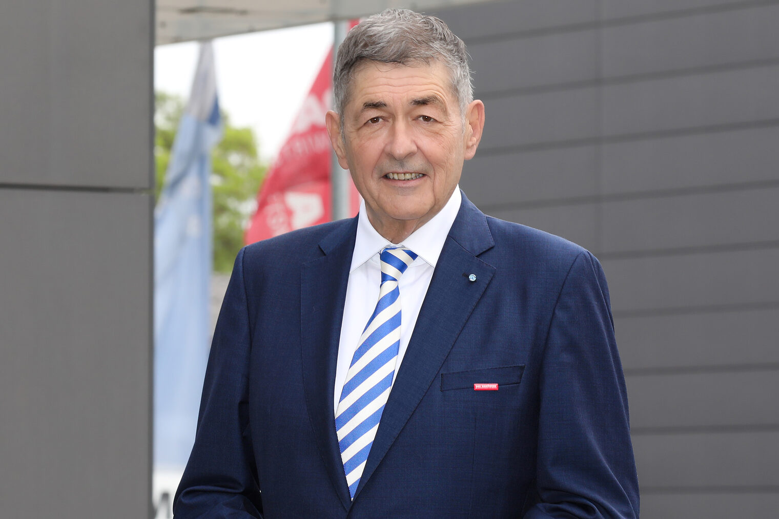 HWK-Präsident Dr. Georg Haber steht vor der Kammerhauptverwaltung in Regensburg.