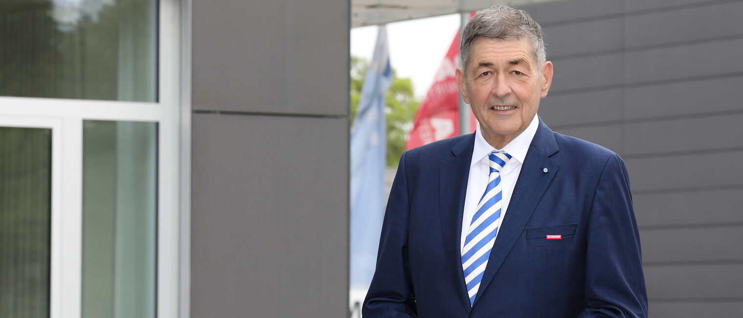 HWK-Präsident Dr. Georg Haber steht vor der Kammerhauptverwaltung in Regensburg.