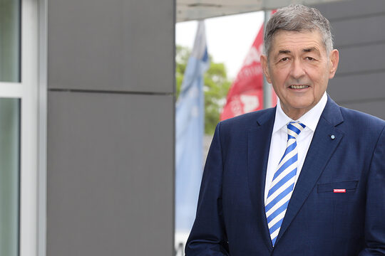 HWK-Präsident Dr. Georg Haber steht vor der Kammerhauptverwaltung in Regensburg.