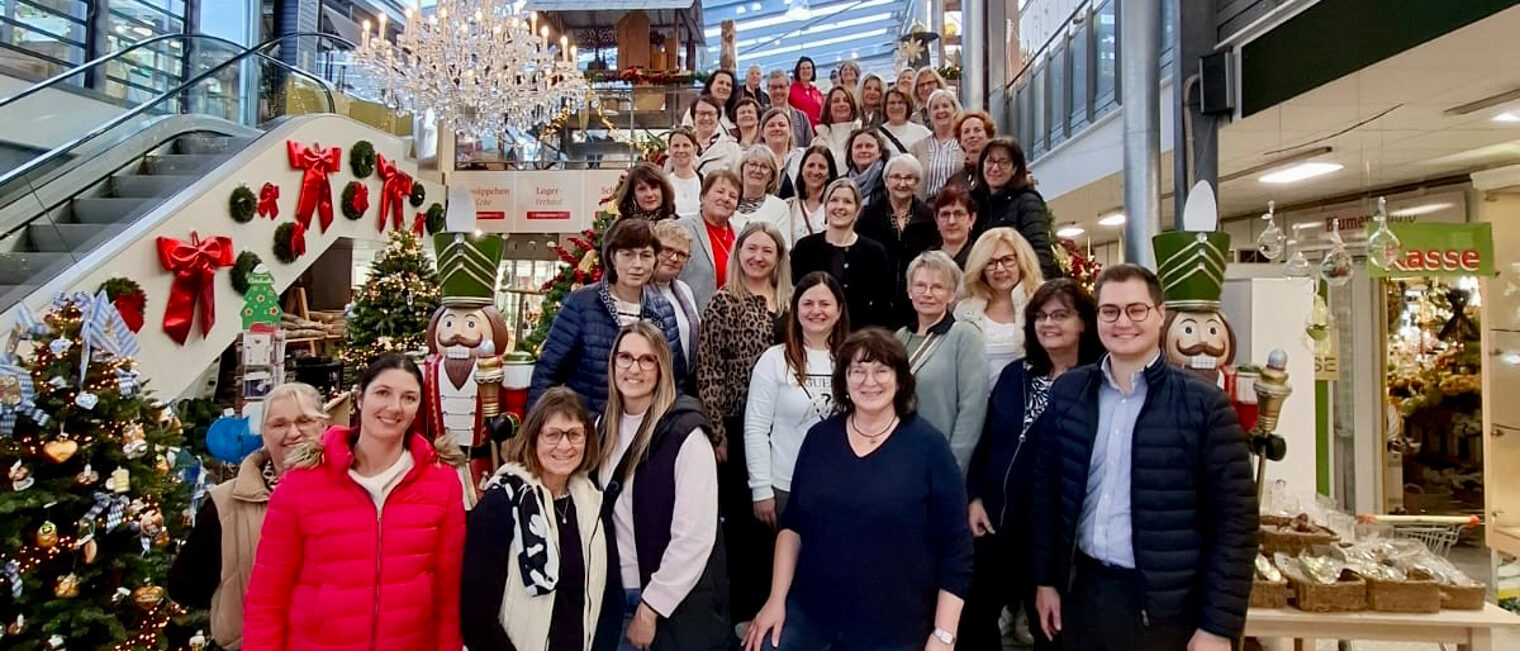 Die Organisatoren mit den Teilnehmerinnen des Unternehmerfrauenseminars 2025 im Glasparadies Joska in Bodenmais.