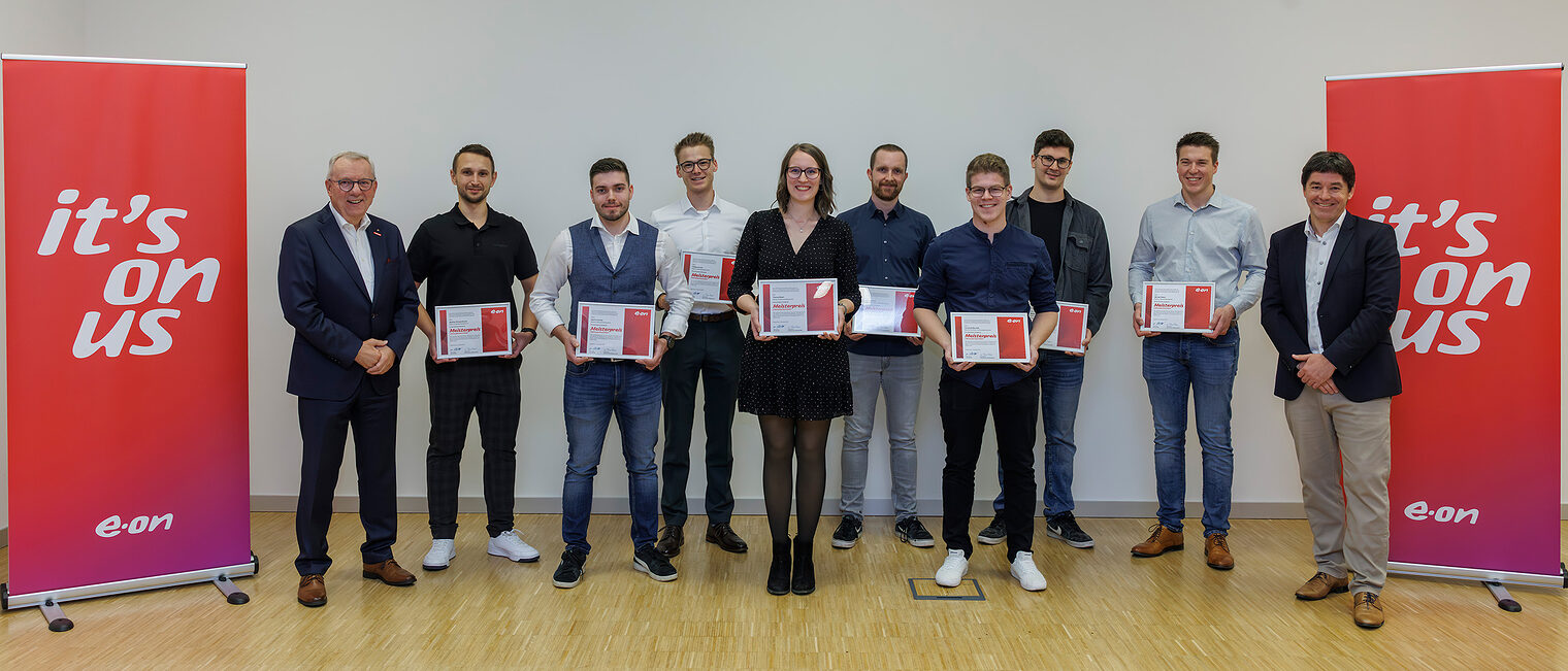 Die Preisträger des EON-Meisterpreises halten ihre Urkunden stolz in die Kamera. Mit auf dem Foto ist Hauptgeschäftsführer Jürgen Kilger. 