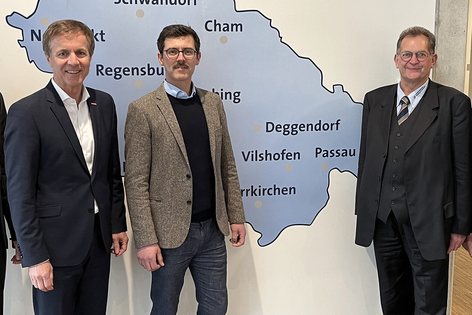 Der neue Leiter des Bildungszentrums Passau-Auerbach, Tobias Pauli, steht mittig und freut sich auf das kommende Amt.