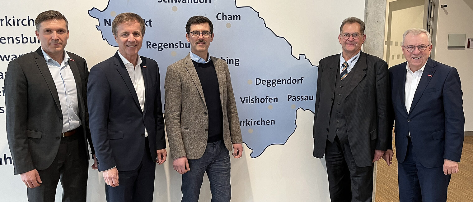 Der neue Leiter des Bildungszentrums Passau-Auerbach, Tobias Pauli, steht mittig und freut sich auf das kommende Amt.