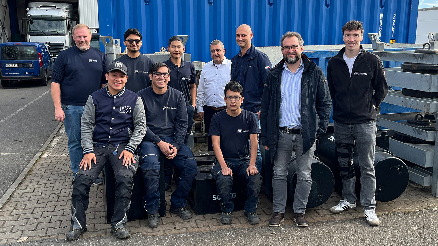 Die kolumbianischen Azubis der Firma Janner Waagen mit dem Geschäftsführer, Ausbildern sowie Vertretern der HWK und der Agentur für Arbeit.