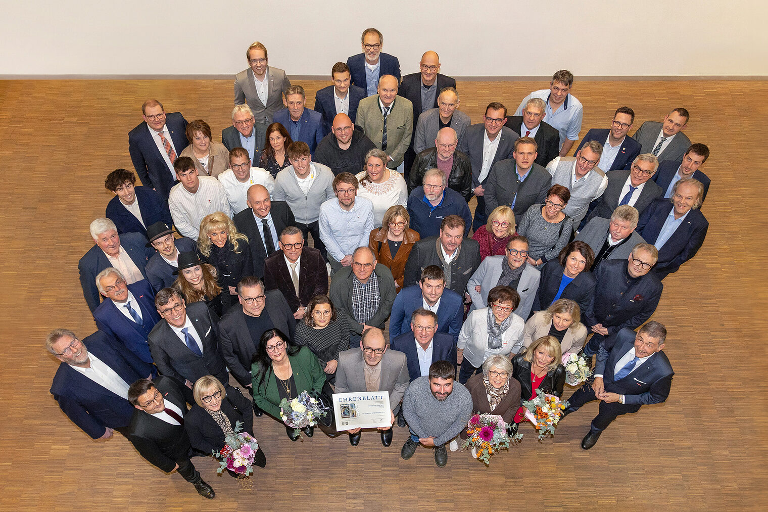 Die 34 Geehrten mit dem Präsident der Handwerkskammer Dr. Georg Haber und Geschäftsführer Alexander Stahl.