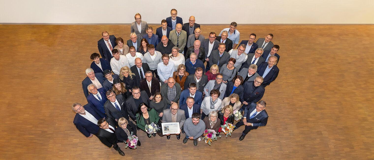 Die 34 Geehrten mit dem Präsident der Handwerkskammer Dr. Georg Haber und Geschäftsführer Alexander Stahl.
